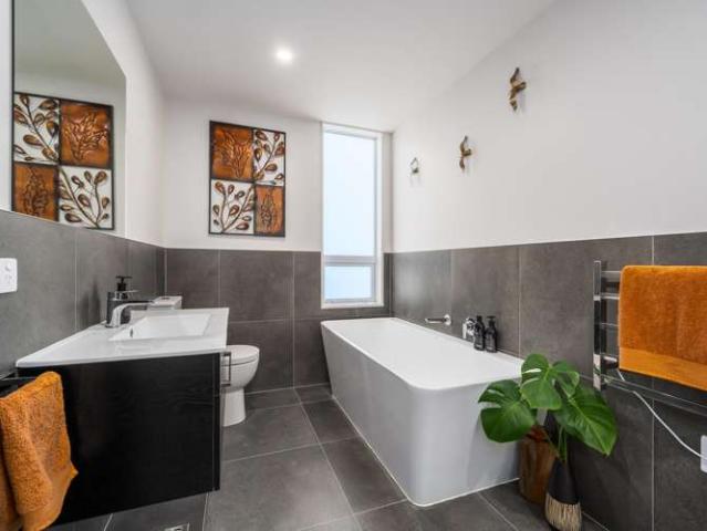 1/6 Bushland Grove, Paparangi, Wellington City