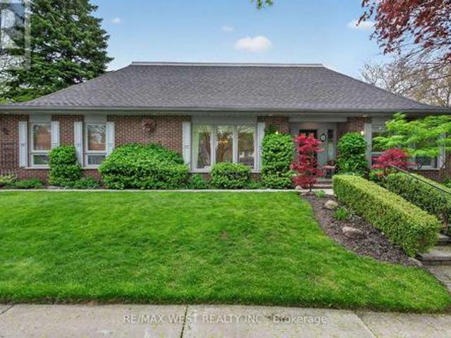 16 Caravan Drive, Toronto, ON, M3B 1N2 house for sale | Listing ID C13142 | Royal LePage