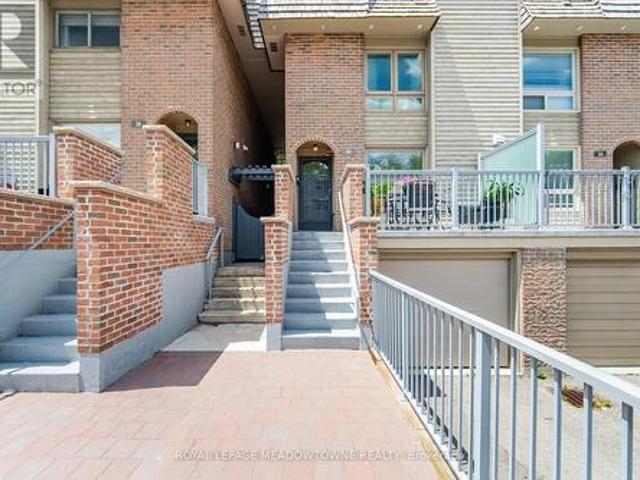 16 Dutch Myrtle Way, Toronto, ON, M3B 3K8 townhouse for sale | Listing ID C13446 | Royal LePage