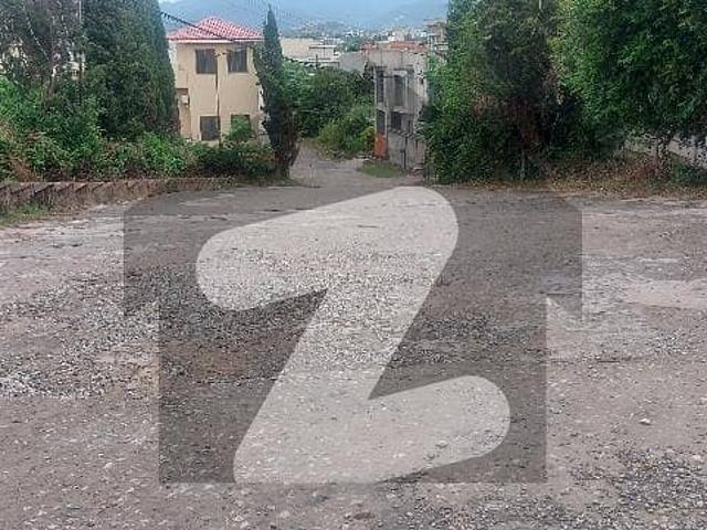 20 Marla Beautiful Plot On Qasim Avenue Road