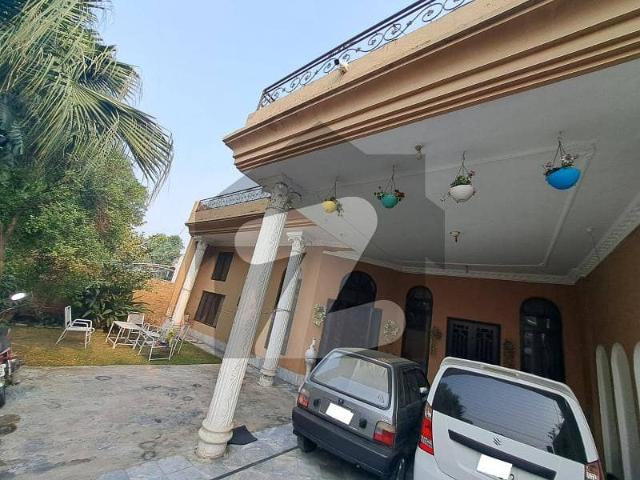 One Kanal Used Modern Design Bungalow For Sale At Prime Location Of DHA Lahore Near To Park Masjid & Commercial Market