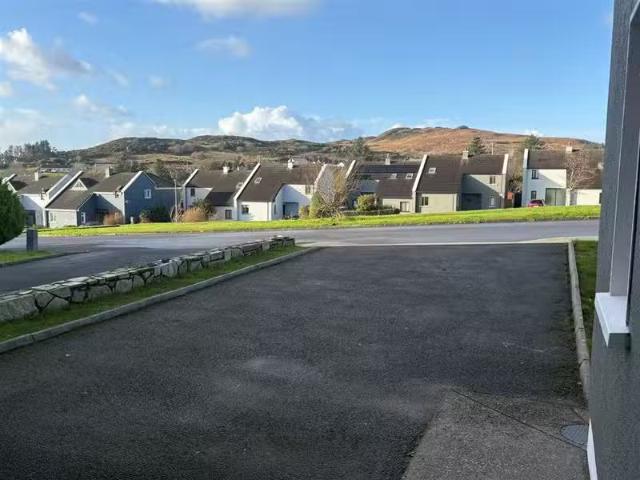 16 Racecourse Lawns, Westport Road, Clifden, H71 X092