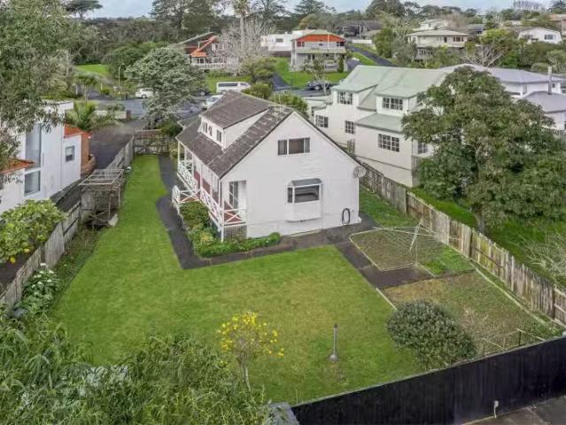 16 Redfern Lane, Glenfield, North Shore City For Sale