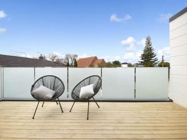 1/6 Shakespeare Road, Milford, North Shore City