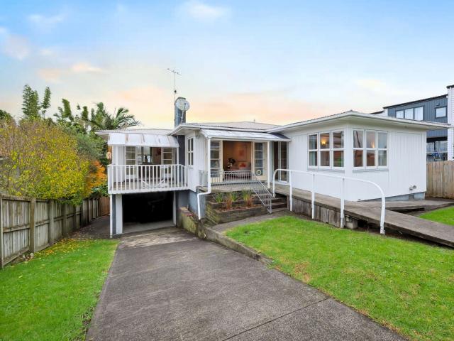 16 sylvan crescent, te atatu south