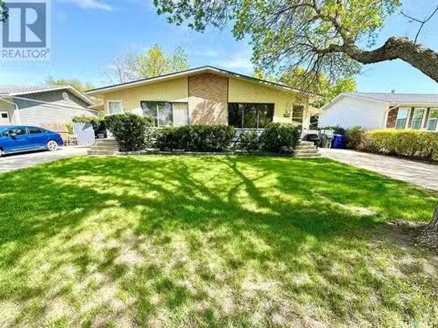 1733/1735 Eaglesham Avenue, Weyburn, SK, S4H 2W8 house for s.