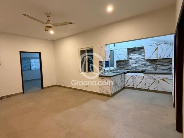 1750 Ft² Flat for Rent