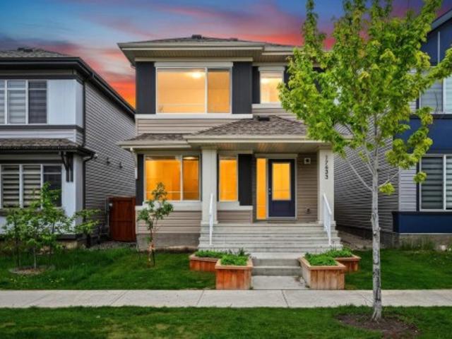 1763 A Street, Edmonton, AB, T5Y 0Y8 house for sale | Listing ID E4492 | Royal LePage