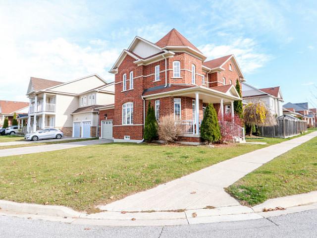 176 Succession Cres