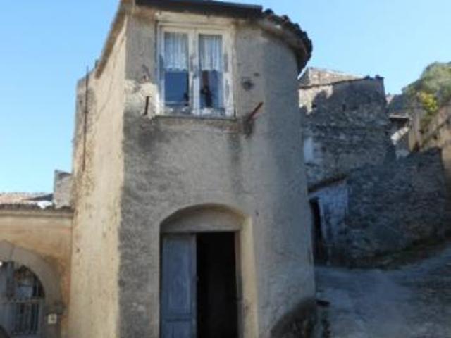 1775/VAIRANOPATENORA Casa indipendente su due livelli per un totale di mq 100