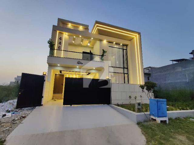 1800 Square Feet House For Sale In B 17