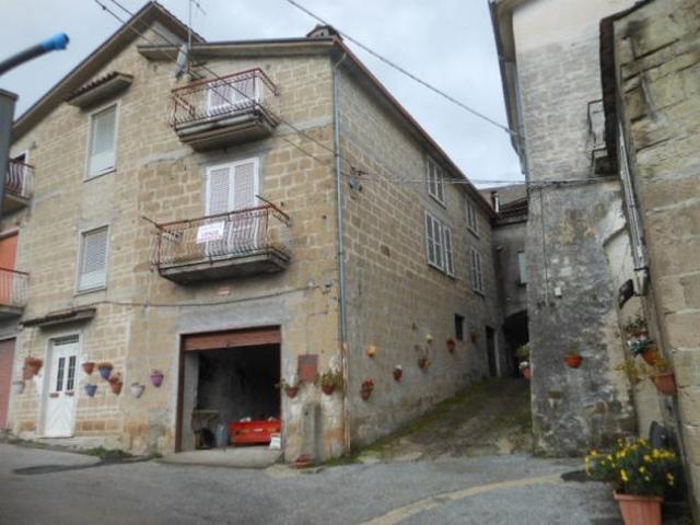 1822/CATAILLI Casa indipendente su tre livelli per un totale di mq 170 con piccolo giardino a Catailli, frazione di Conca