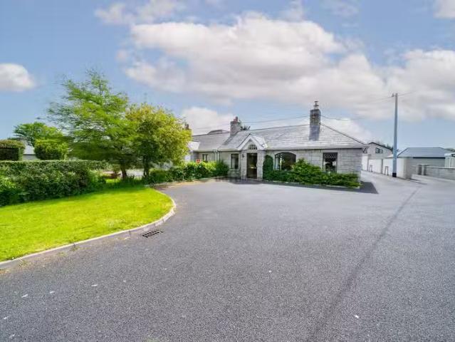 182 Whitehall Road, Terenure, Dublin 6 is for rent