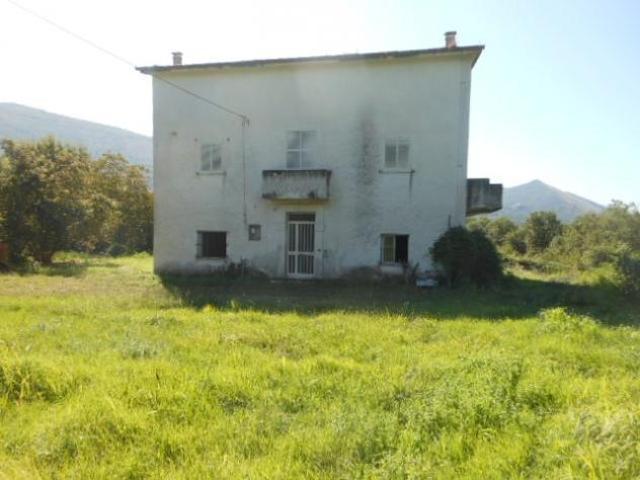 1855/ROCCADEVANDRO Casa indipendente di mq 300 su tre livelli a Rocca D’Evandro con circa 2 ettari di terreno agricolo, nei pressi del campo sportivo