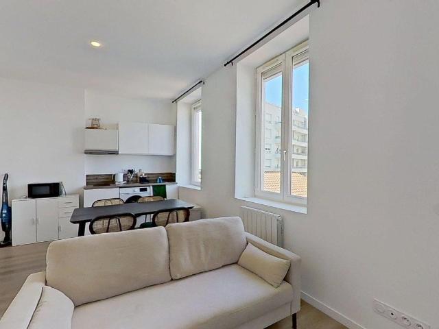 187 Grande Rue de la Guillotière Lyon 69007 2ème étage gauche T2 Meublé 890 €CC