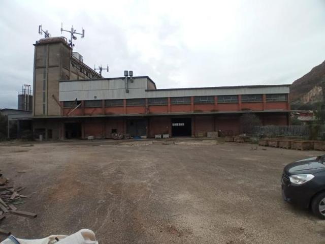 1887/PIETRAVAIRANO Capannone di mq 1.500 alto 8 metri con 300 mq di silos in cemento alto circa 15 metri e spazio pertinenziale recintato di mq 10.000