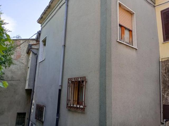 1897/CASTELLO Casa indipendente di mq 170 su due livelli con giardino di mq 150 a Castello del Matese. Al piano terra cucina abitabile con camino, due