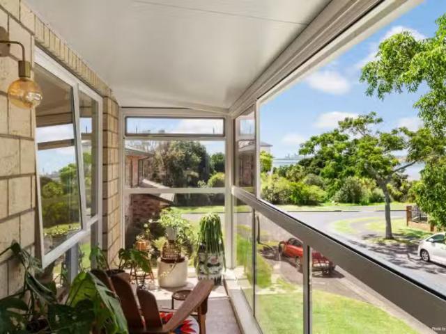 18 Tollana Road, Te Atatu Peninsula, Waitakere City