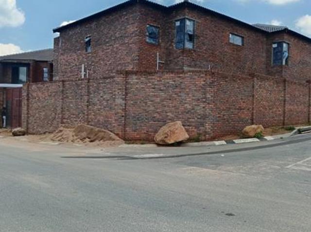 18 Bedroom House in Cosmo City