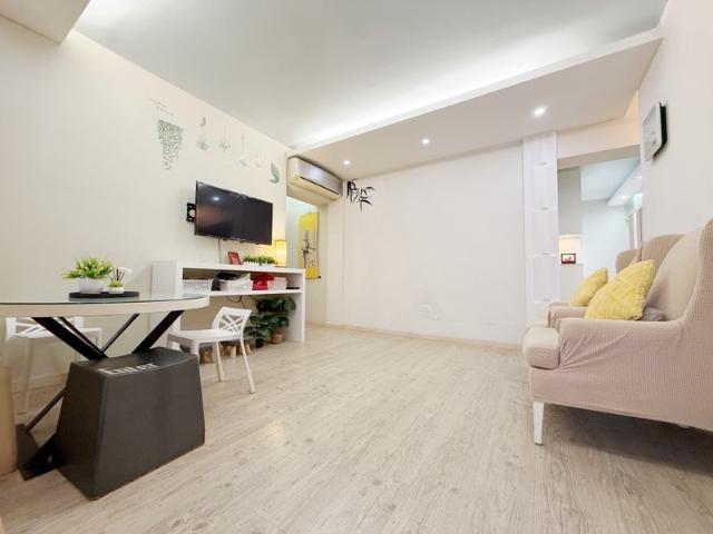 18 Cantonment Close HDB Apartment For Sale, $788,000, 2 Bed 2 Bath 645 sqft $1,222.00 psf