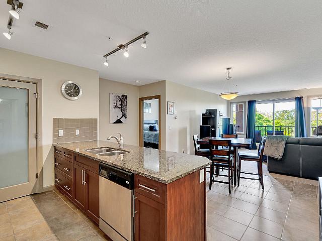 18+ Condo Sherwood Park 2 Bed+den 2 Bath