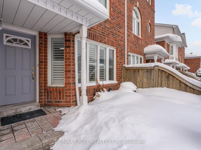 18 Clark Ave W | 2 Townhouses for Sale & 1 Townhouse for Rent | Condos. Ca