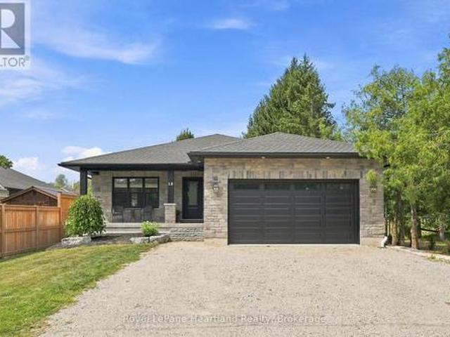 18 Geddes Street W, Minto, ON, N0G 1M0 house for sale | Listing ID X13703 | Royal LePage