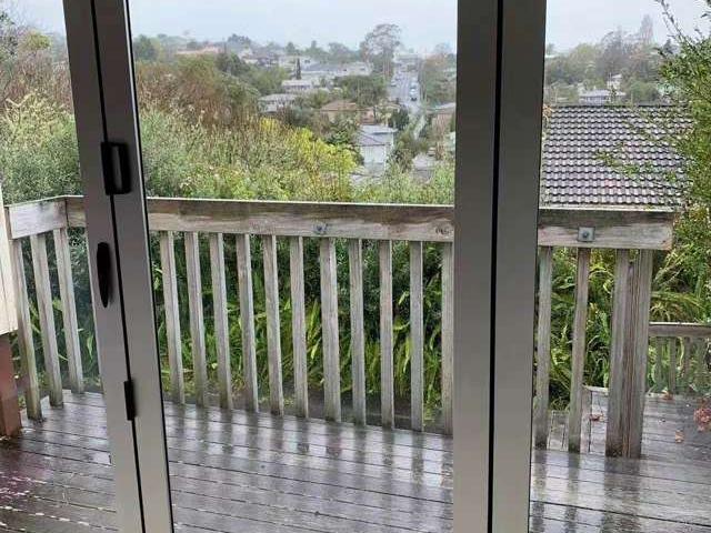 1/8 Knightsbridge Drive, Forrest Hill, North Shore City