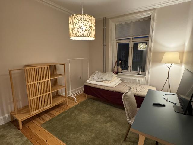 18 m² værelse r nord for København / Affordable 17 m² room North of Copenhagen