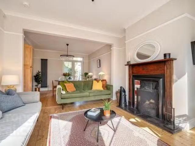 18 Queensberry Park