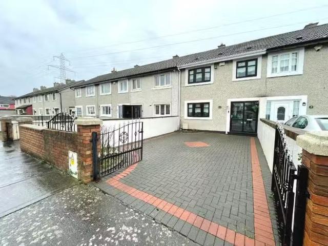 18 St Ronans Gardens, D22 R5Y9, Clondalkin, Dublin 22 is for s.
