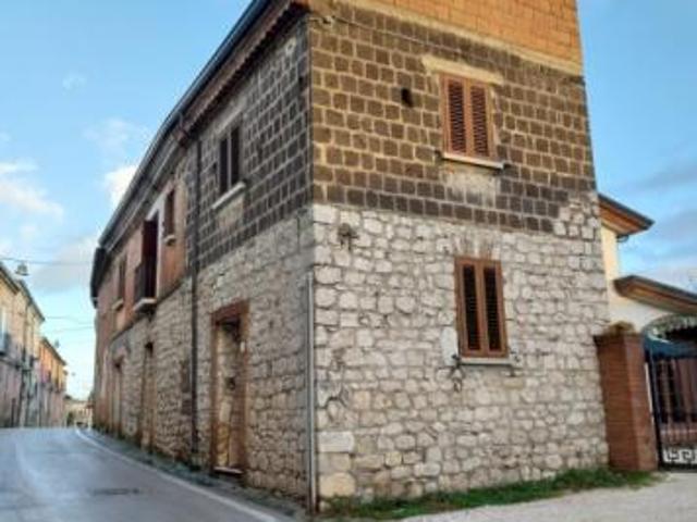 1904/LATINA Casa indipendente di mq 120 su due livelli nel Comune di Baia e Latina. Al piano terra grosso ambiente, locale deposito e bagno. Al piano