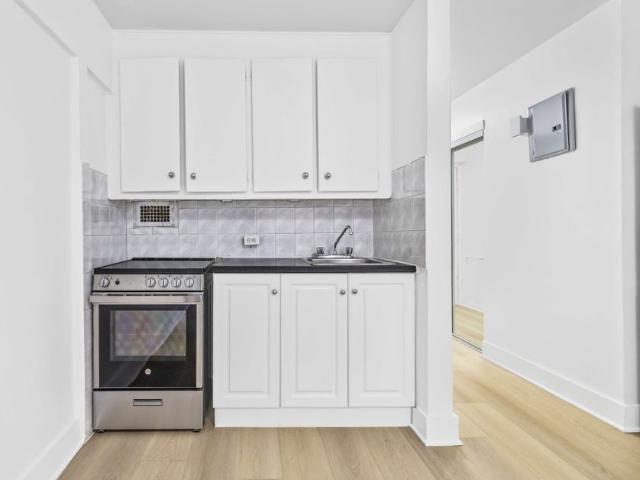 1900 av Lincoln Beautiful 1 Bedroom for rent!