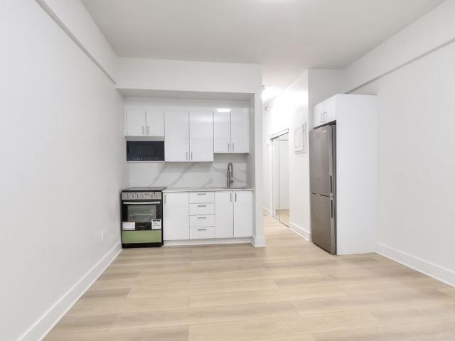 1900 avenue Lincoln Charming studio for rent!
