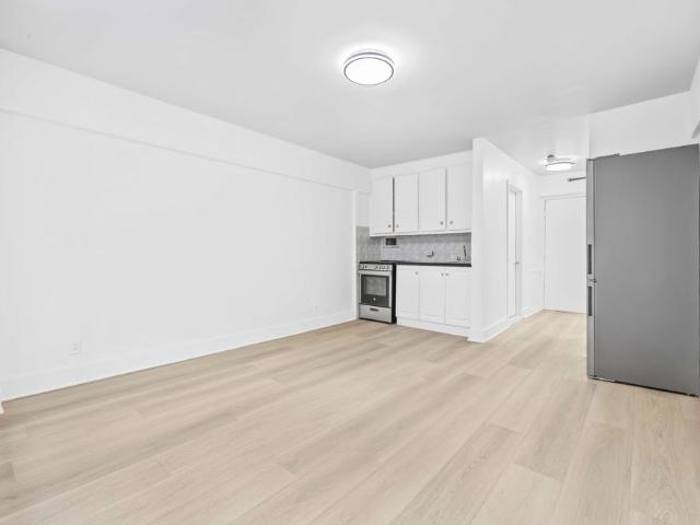 1900 avenue Lincoln Studio For Rent!