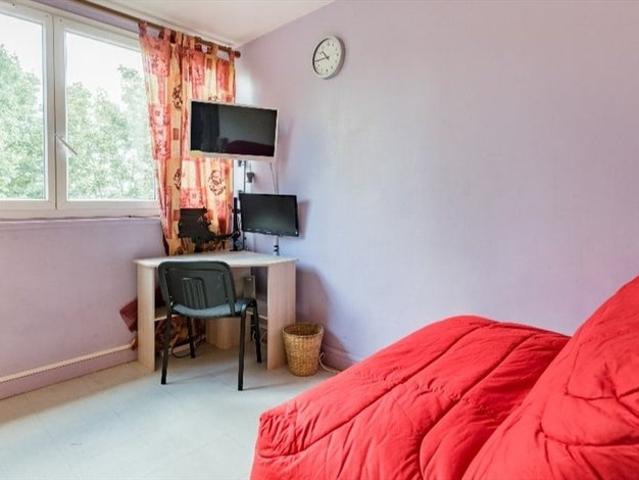 190 sq ft bedroom in an appartement