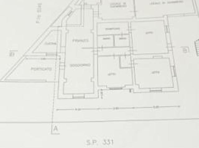 1932/CASTELLO Appartamento al piano terra di mq 220 a Castello del Matese, vicino la farmacia. Ristrutturata di recente, è subito abitabile. Dal porti