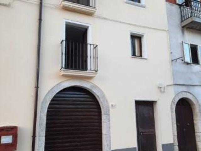 1947/LETINO Abitazione indipendente affiancata su due lati nel borgo di Letino di quattro livelli di 60 mq ognuno. Situata in via Manzoni