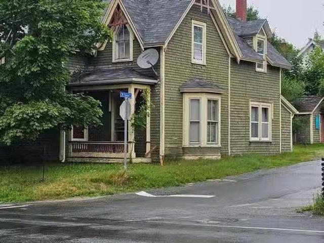194 Water Street, Shelburne, NS, B0T 1W0 house for sale Lis.
