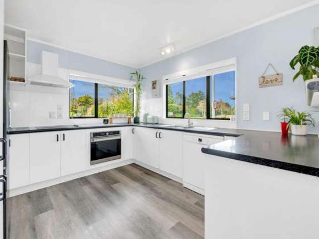 196 Cascades Road, Pakuranga Heights, Manukau City