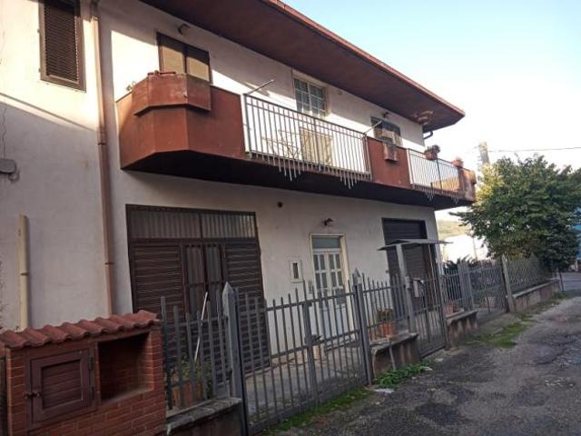 1984/VAIRANO Casa indipendente affiancata per un lato, di mq 300 su due livelli con giardino di circa mq 300 a Vairano Scalo. Al piano terra cucina ru