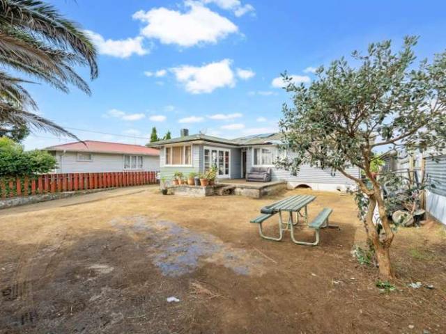 19 Larnoch Road, Henderson, Waitakere City