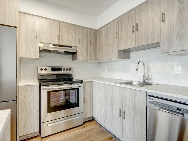 Beau 4 1/2 rénové avec 2 salles de bain Disponible dès maintenant!