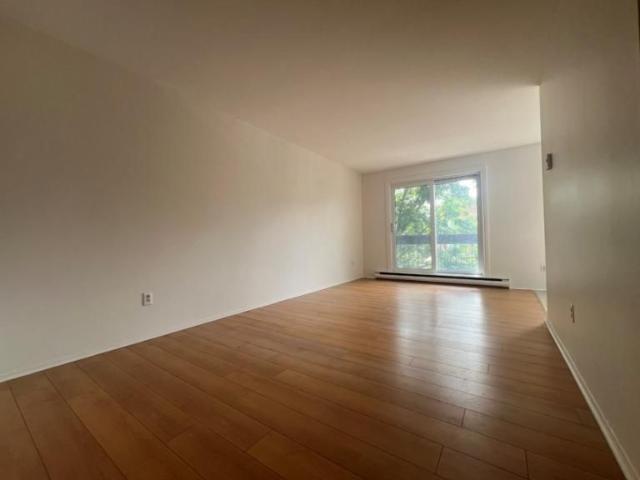 1 MOIS GRATUIT | 3 1/2 avec Balcon + Stationnement