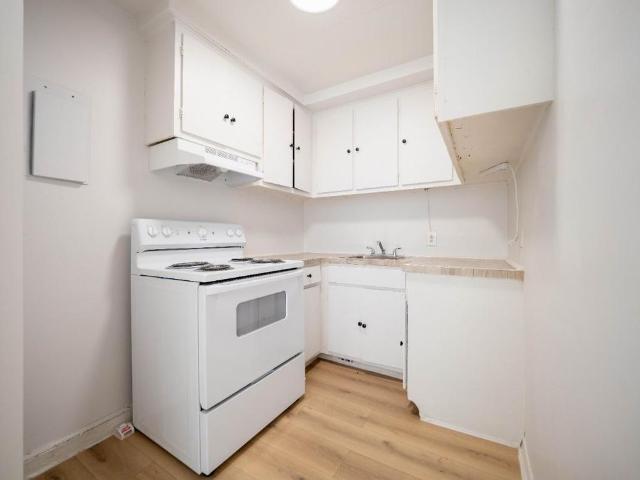 1 MOIS GRATUIT 3 1/2 et 4 1/2 Côte des Neiges Frigo, poêle inclus appartement / logement à louer Montreal