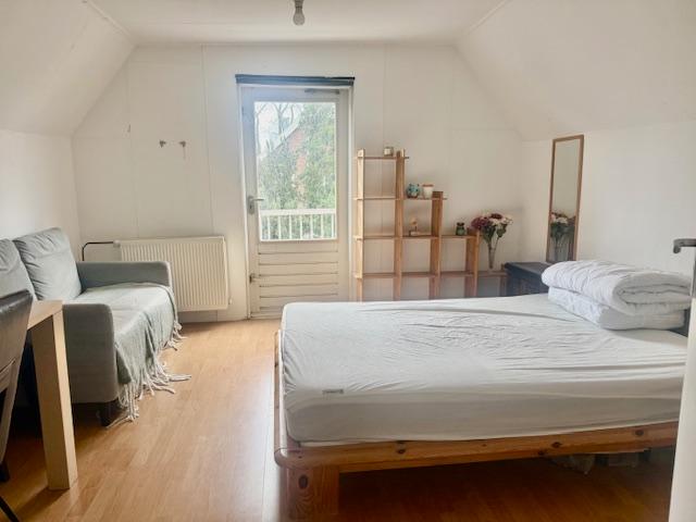 1 nice room with a balcony is available now
