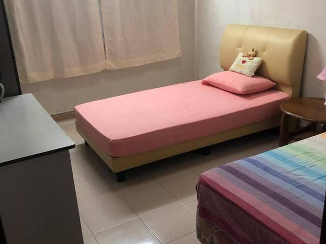 1 or 2 ladies ROOM ONLY ~1 2 个女人的房间