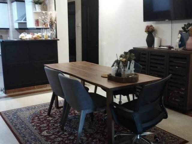 1 or 2pax, Common room with balcony, 6mins walk to Holland Village MRT, no owner, Privacy