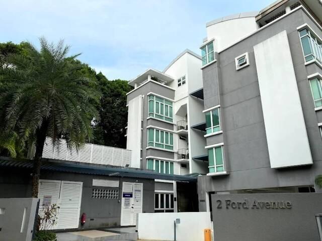 1 or 2pax Good size Common room with balcony, 6mins walk to Holland Village MRT, no owner, Privacy