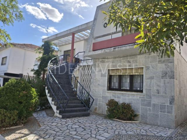 1ºandar de moradia T6 | Logradouro | 2 Garagens individuais
